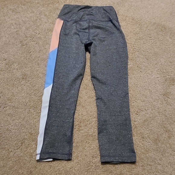 c & C California Gray Capri Yoga Pants, size X-small - Picture 4 of 4